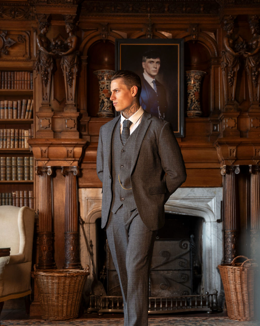 Costume trois-pièces gris dans un intérieur britannique