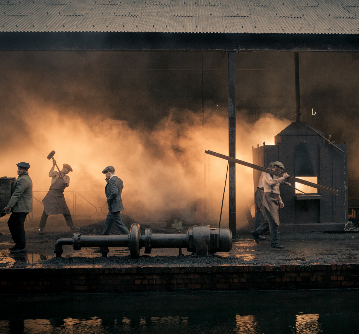 Scène industrielle de Peaky Blinders — inspiration du costume