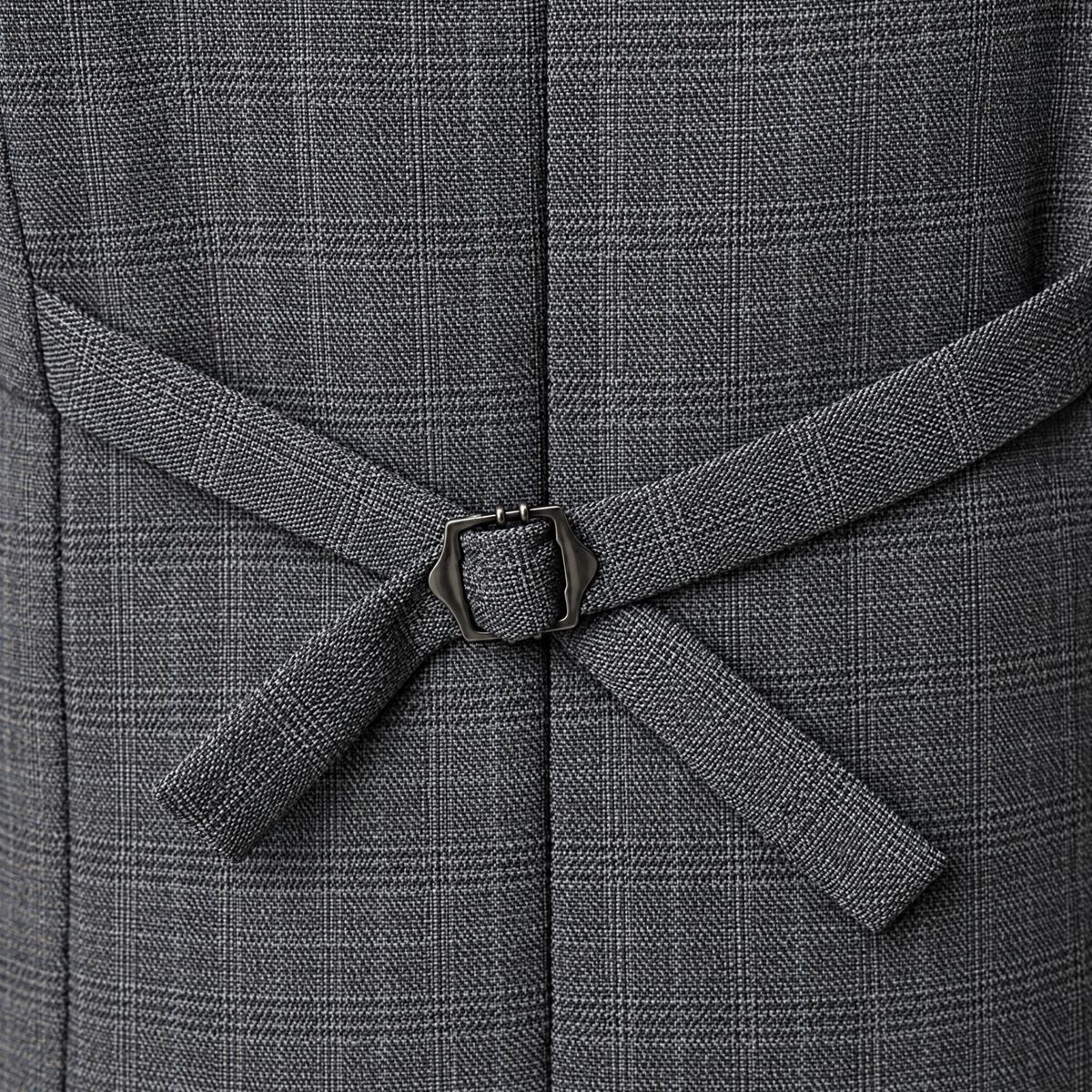 Gros plan sur la boucle de réglage au dos du gilet gris
